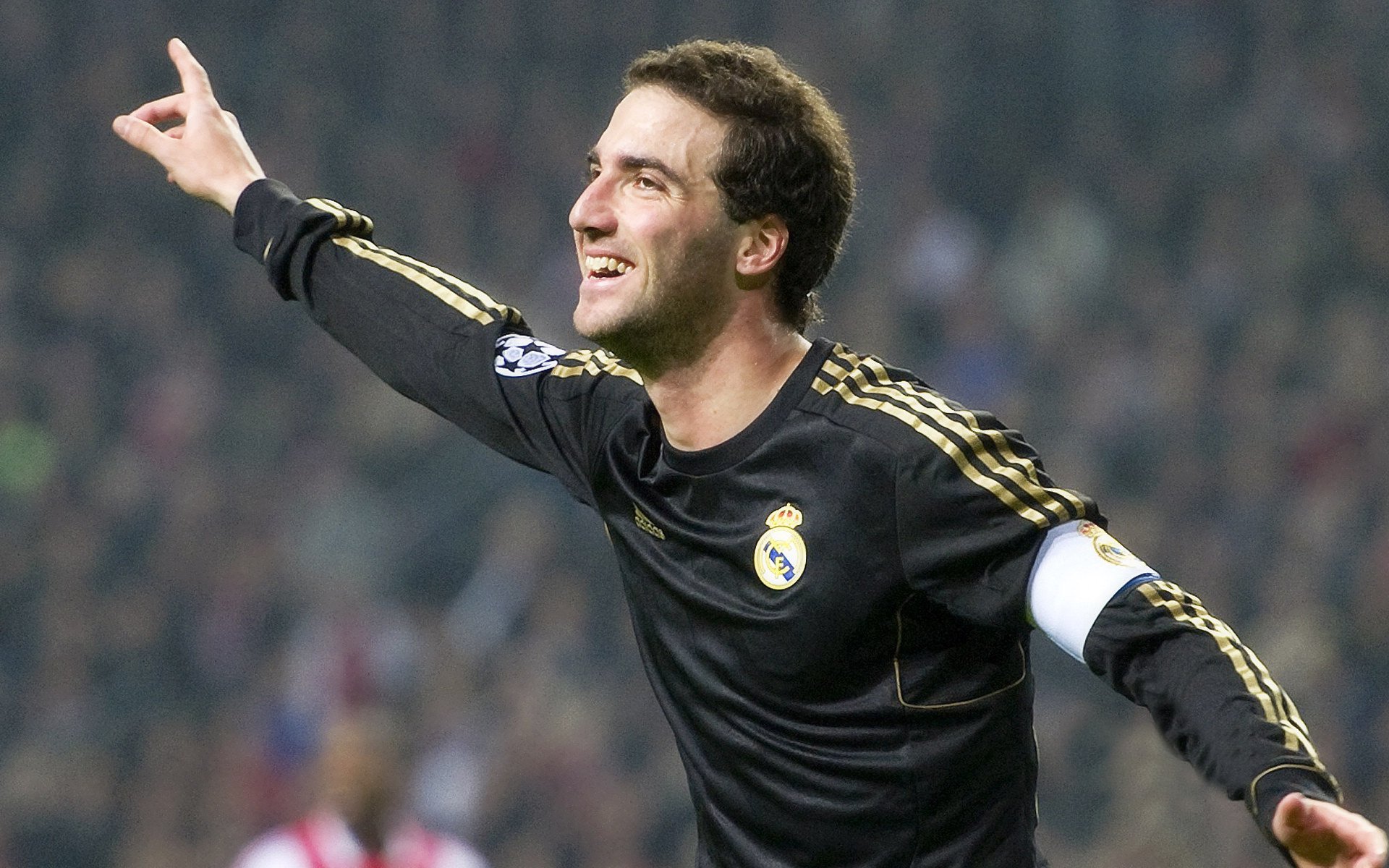 足球赛场焦点！法国队对阵阿根廷队，压哨绝杀，引爆全场观众欢呼